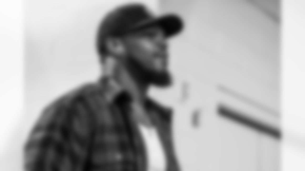 LB Denzel Perryman (6)