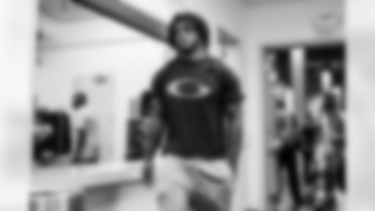 RB Omarion Hampton (8)