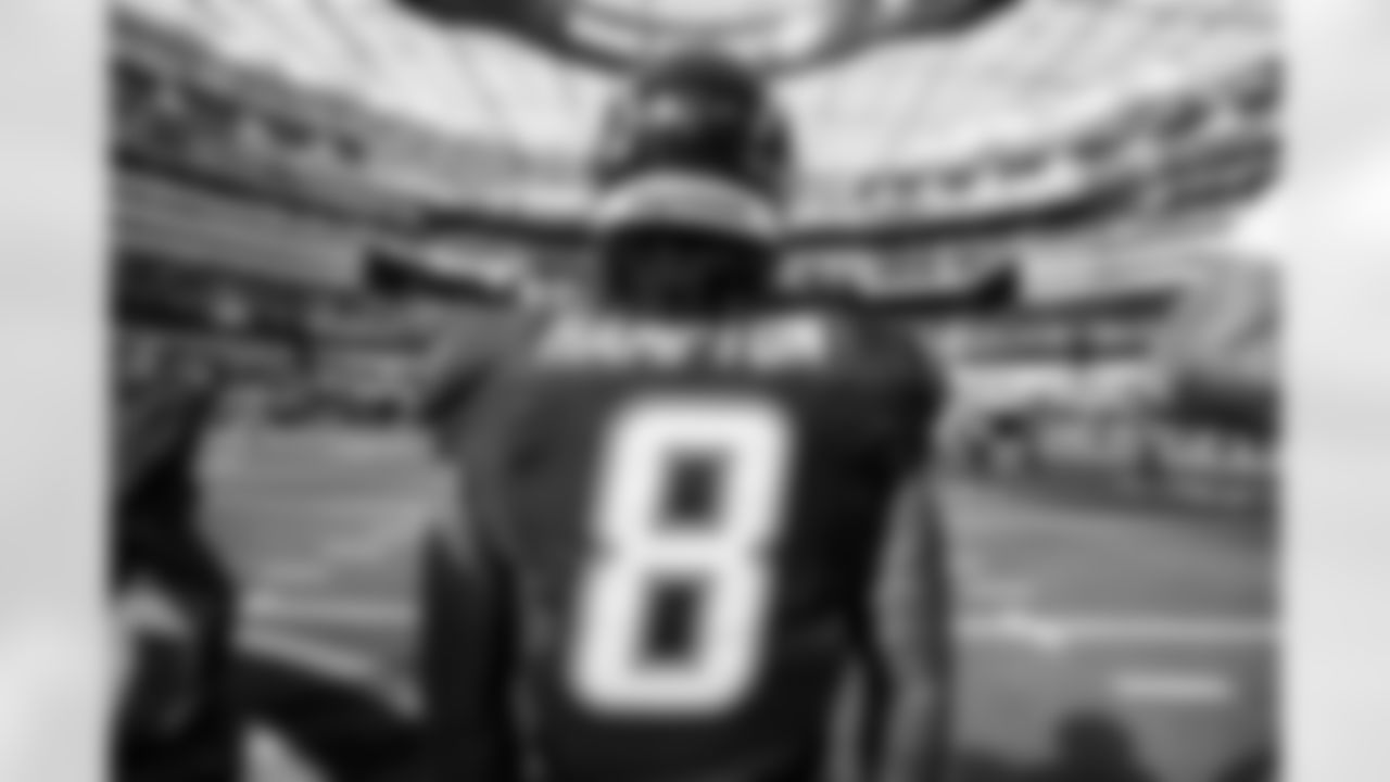 RB Omarion Hampton (8)