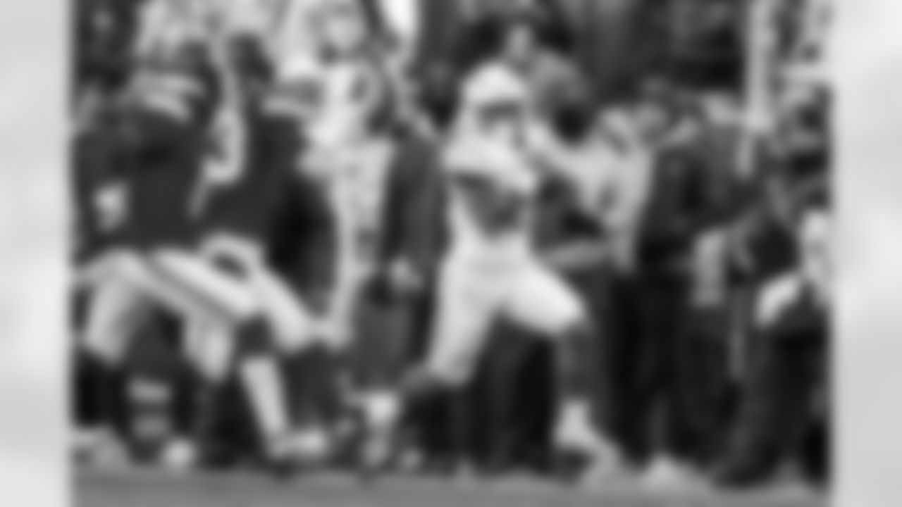 RB Omarion Hampton (8)