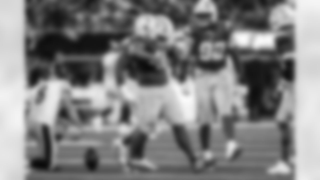 OLB Tuli Tuipulotu (45) and DL Justin Eboigbe (92)