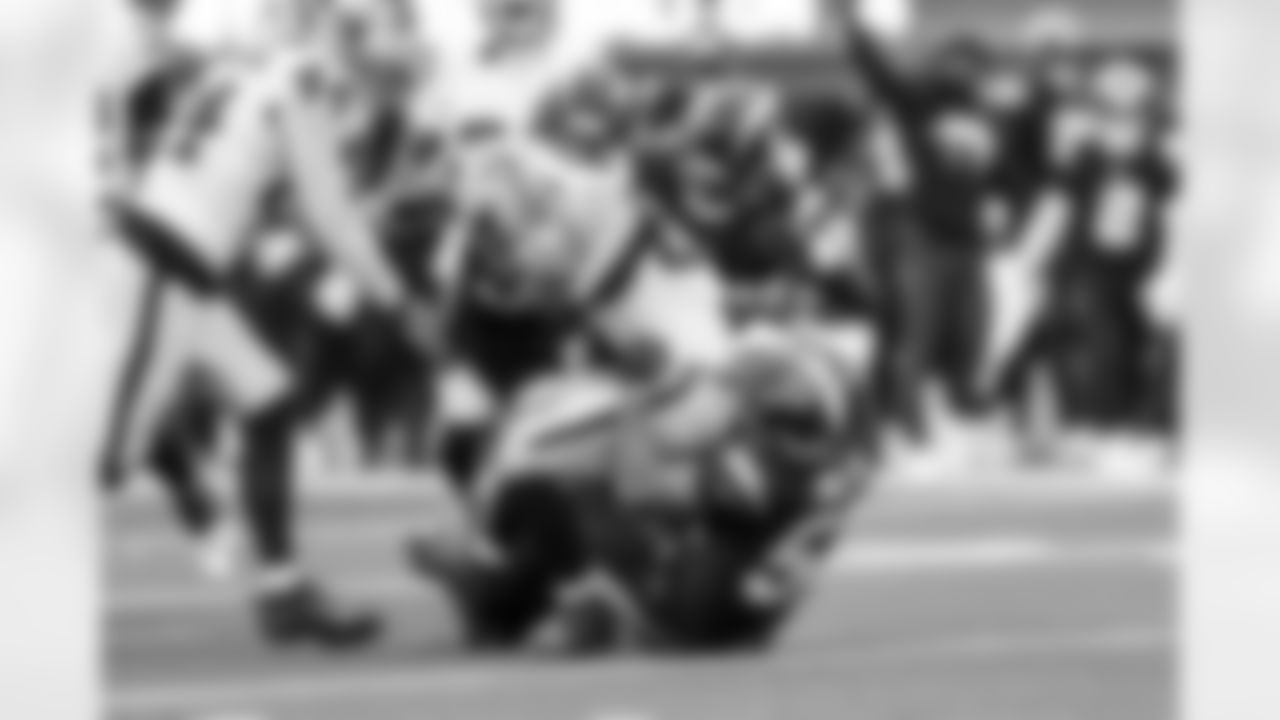 LB Del'Shawn Phillips (53) and S Kendall Williamson (40)