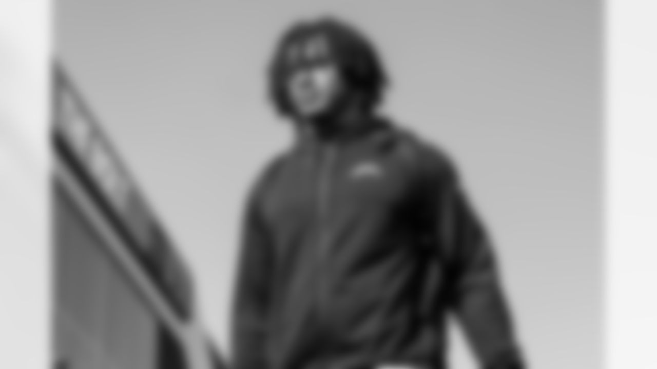 RB Omarion Hampton (8)