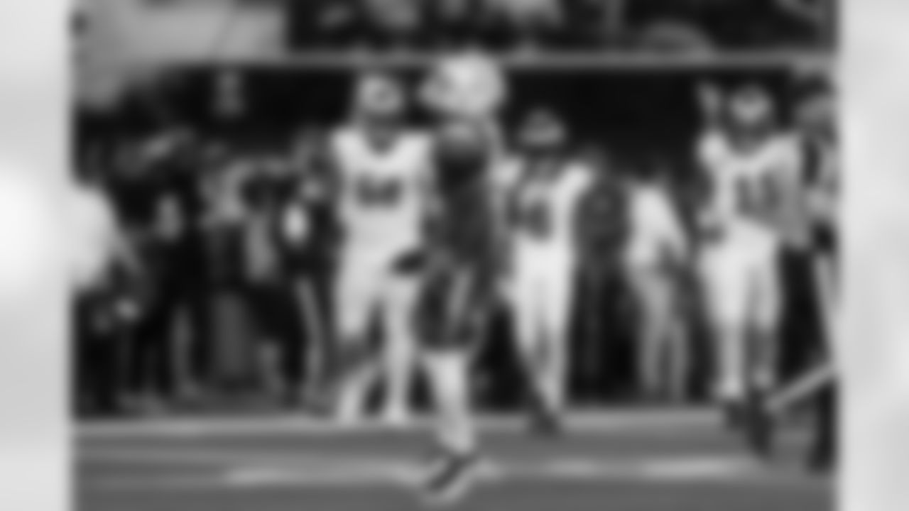 LB Del'Shawn Phillips (53)