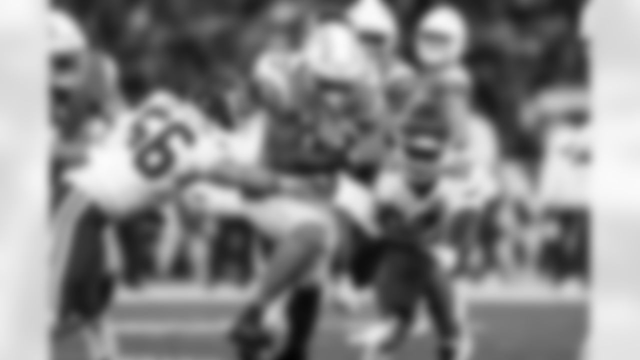 RB Omarion Hampton (8)
