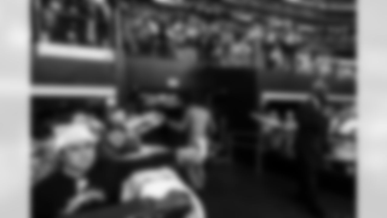 RB Omarion Hampton (8)