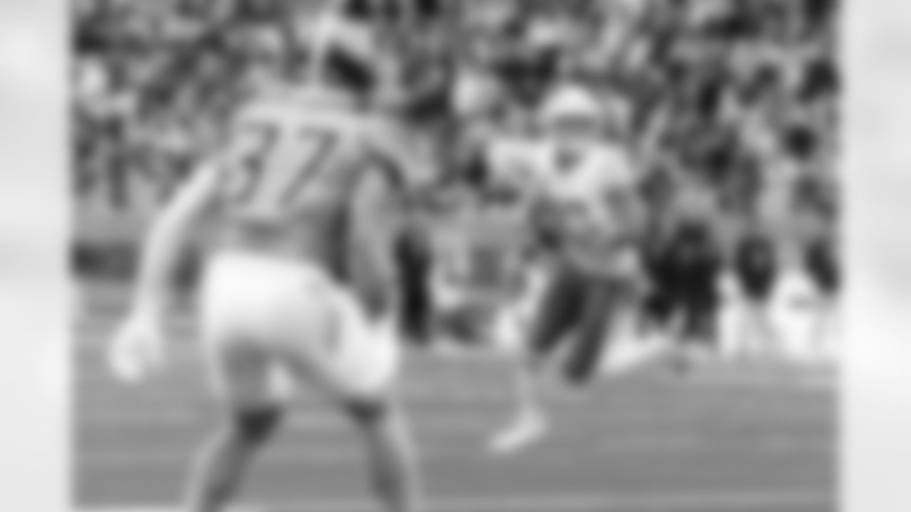 Check out the best shots from the Chargers Week 9 matchup against the Titans!