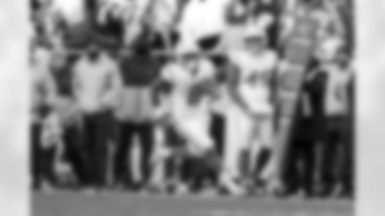 RB Omarion Hampton (8)