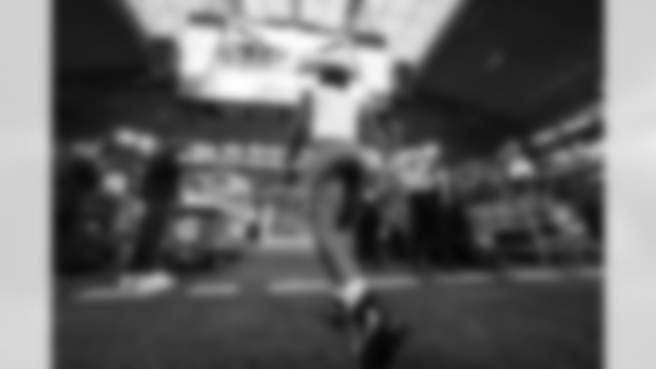 RB Omarion Hampton (8)