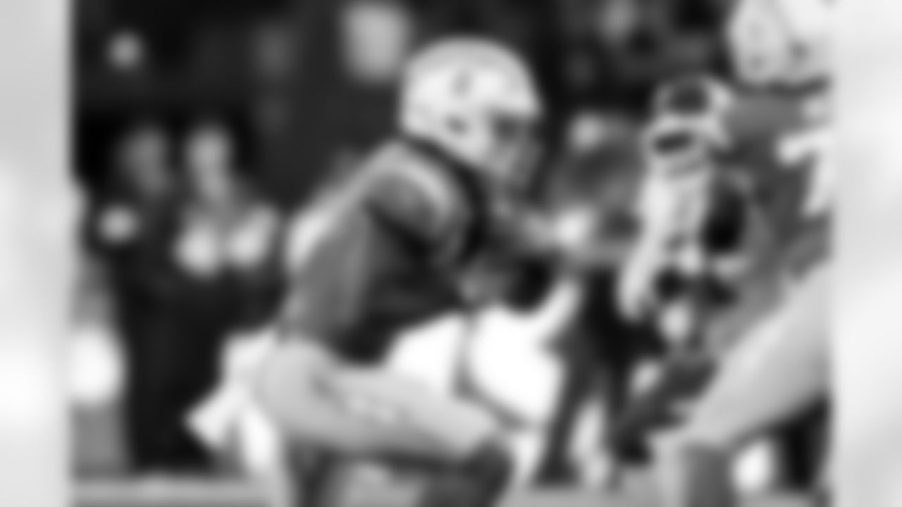 RB Omarion Hampton (8)