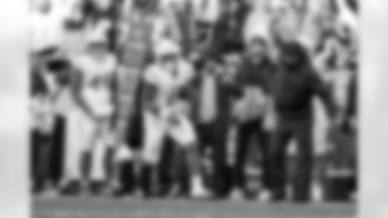 RB Omarion Hampton (8)