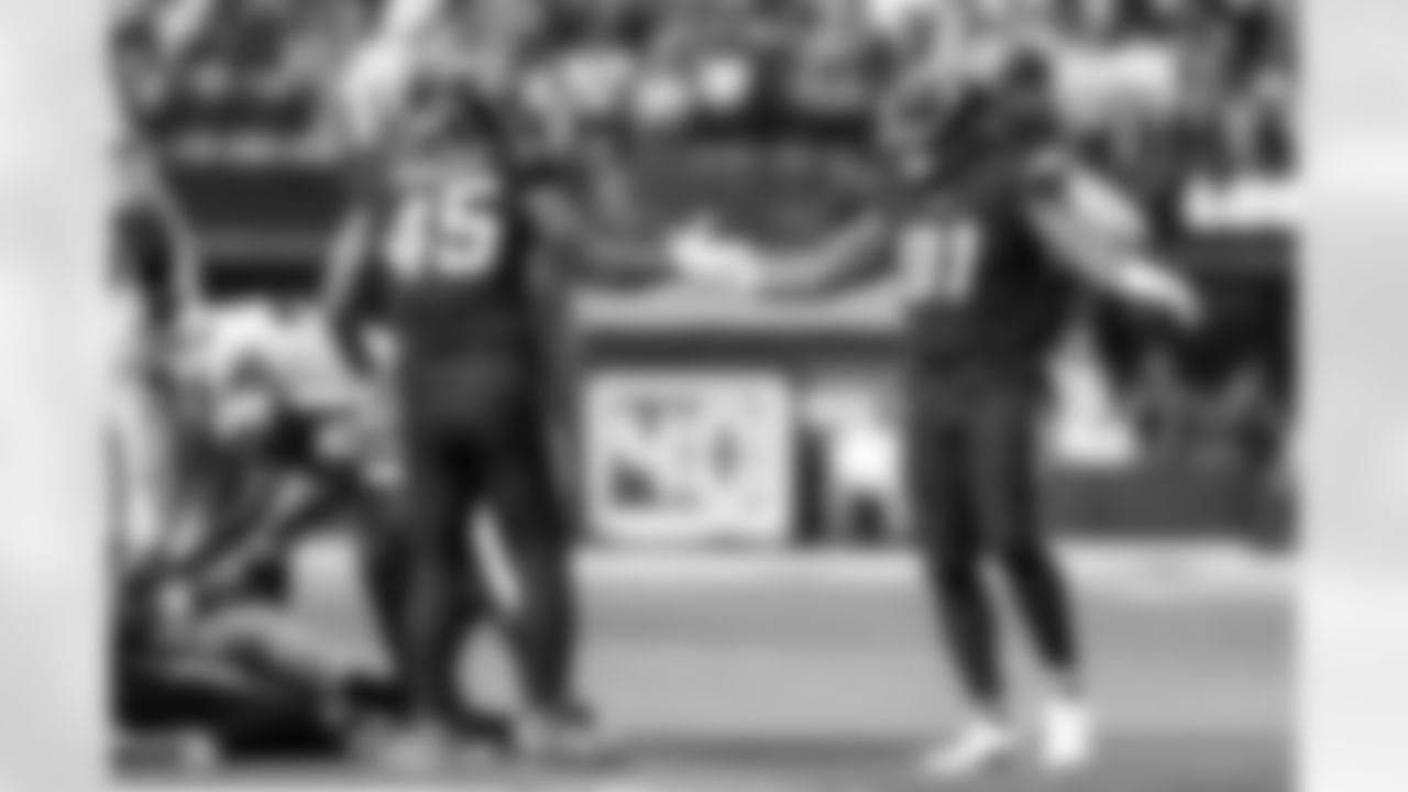 OLB Tuli Tuipulotu (45) and DL Da'Shawn Hand (91)