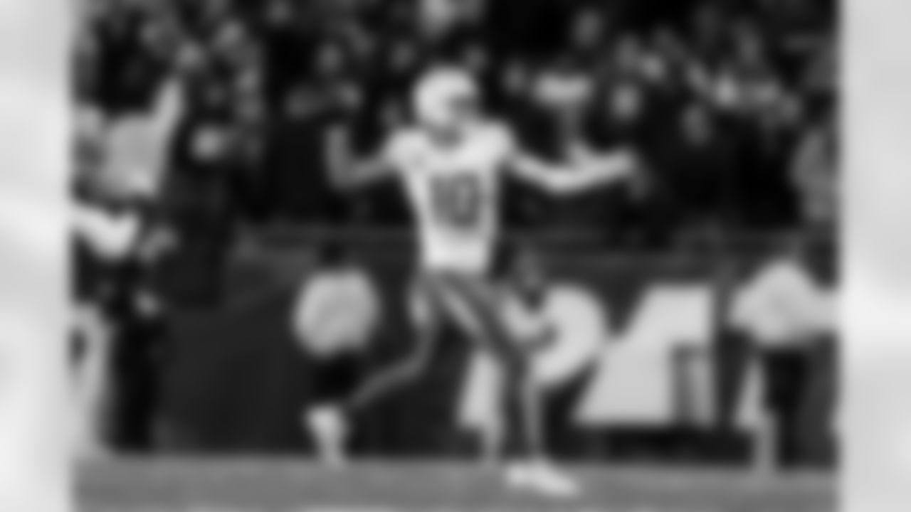 QB Justin Herbert (10)