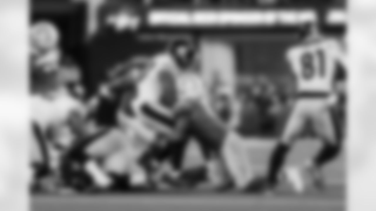 LB Denzel Perryman (6)