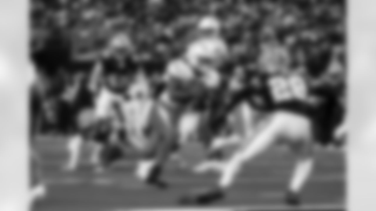 RB Omarion Hampton (8)