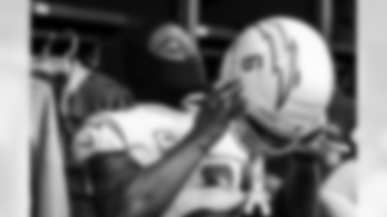 LB Denzel Perryman (6)