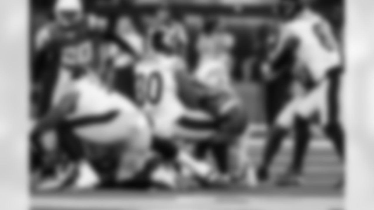 LB Denzel Perryman (6)