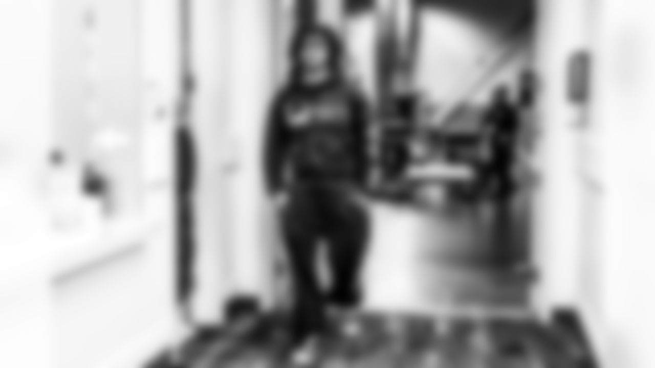 RB Omarion Hampton (8)