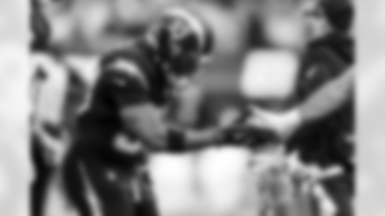 LB Del'Shawn Phillips (53)