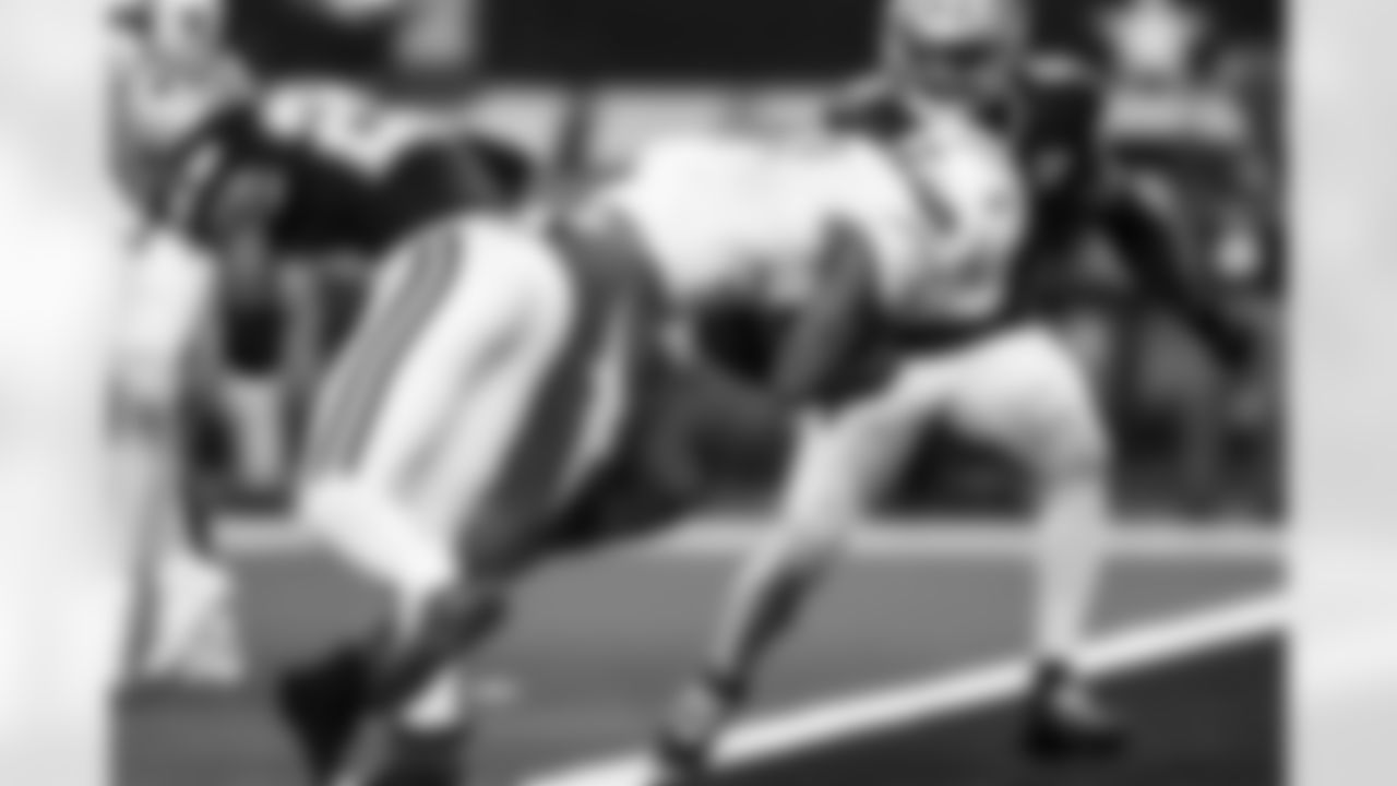 RB Omarion Hampton (8)