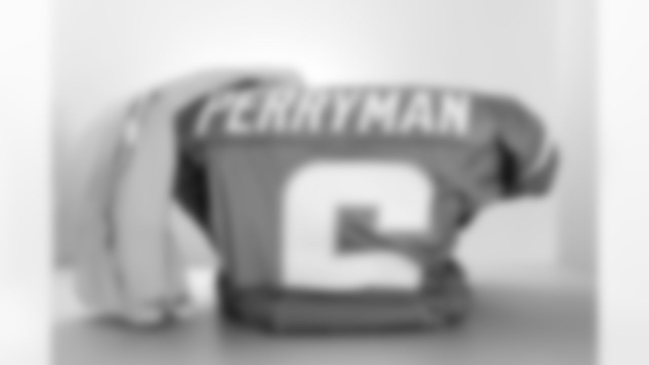 LB Denzel Perryman (6)