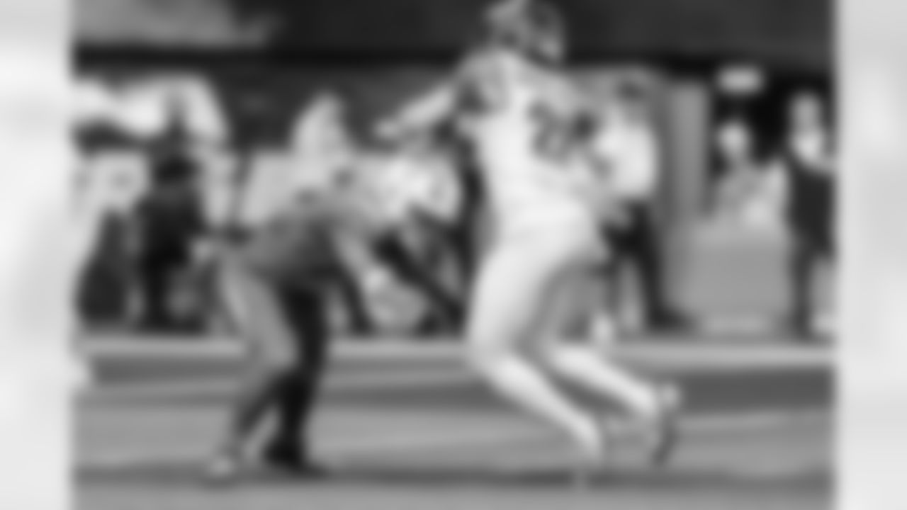DB Elijah Molden (2)