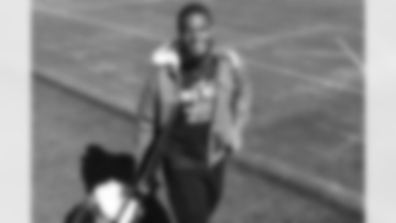 Los Angeles Chargers LB Denzel Perryman (6) travels to New England on Friday, Jan. 9, 2025 for the Wild Card matchup against the New England Patriots.