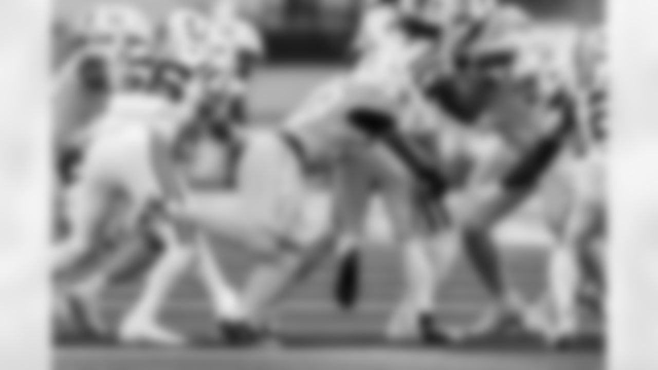 LB Del'Shawn Phillips (53)