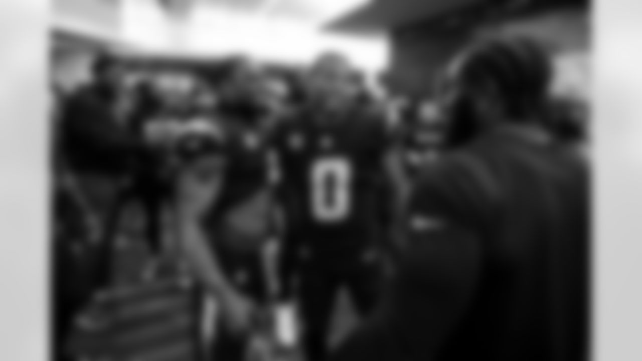 LB Denzel Perryman (6), LB Daiyan Henley (0) and Linebackers Coach Navorro Bowman