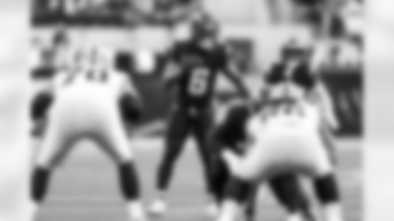 LB Denzel Perryman (6)