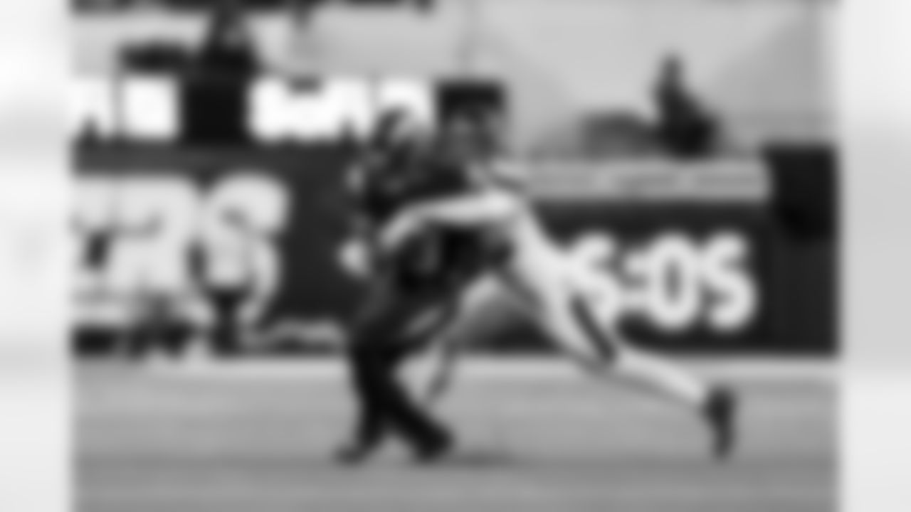 RB Omarion Hampton (8)