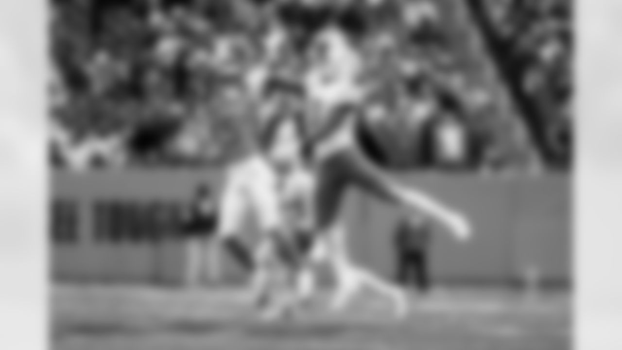 Check out the best shots from the Chargers Week 9 matchup against the Titans!