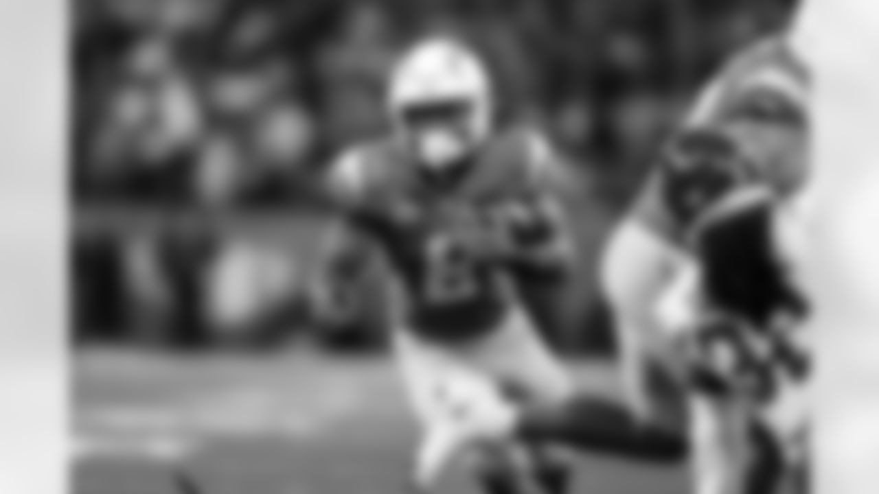 RB Omarion Hampton (8)