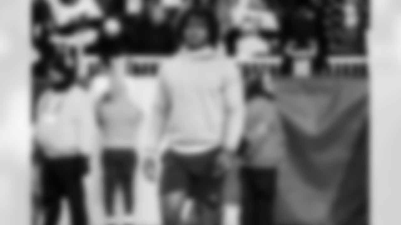 RB Omarion Hampton (8)