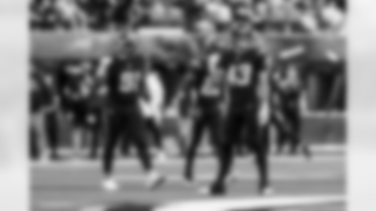 DL Da'Shawn Hand (91) and LB Troy Dye (43)