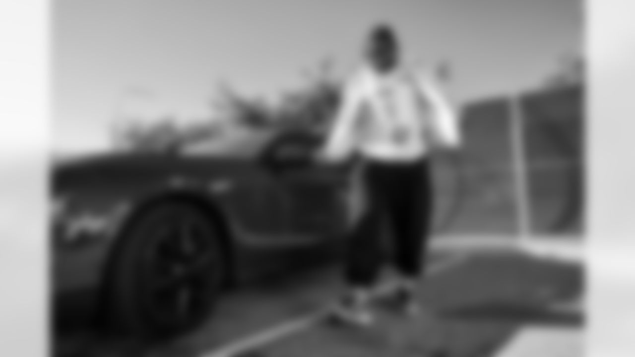 LB Del'Shawn Phillips (53)