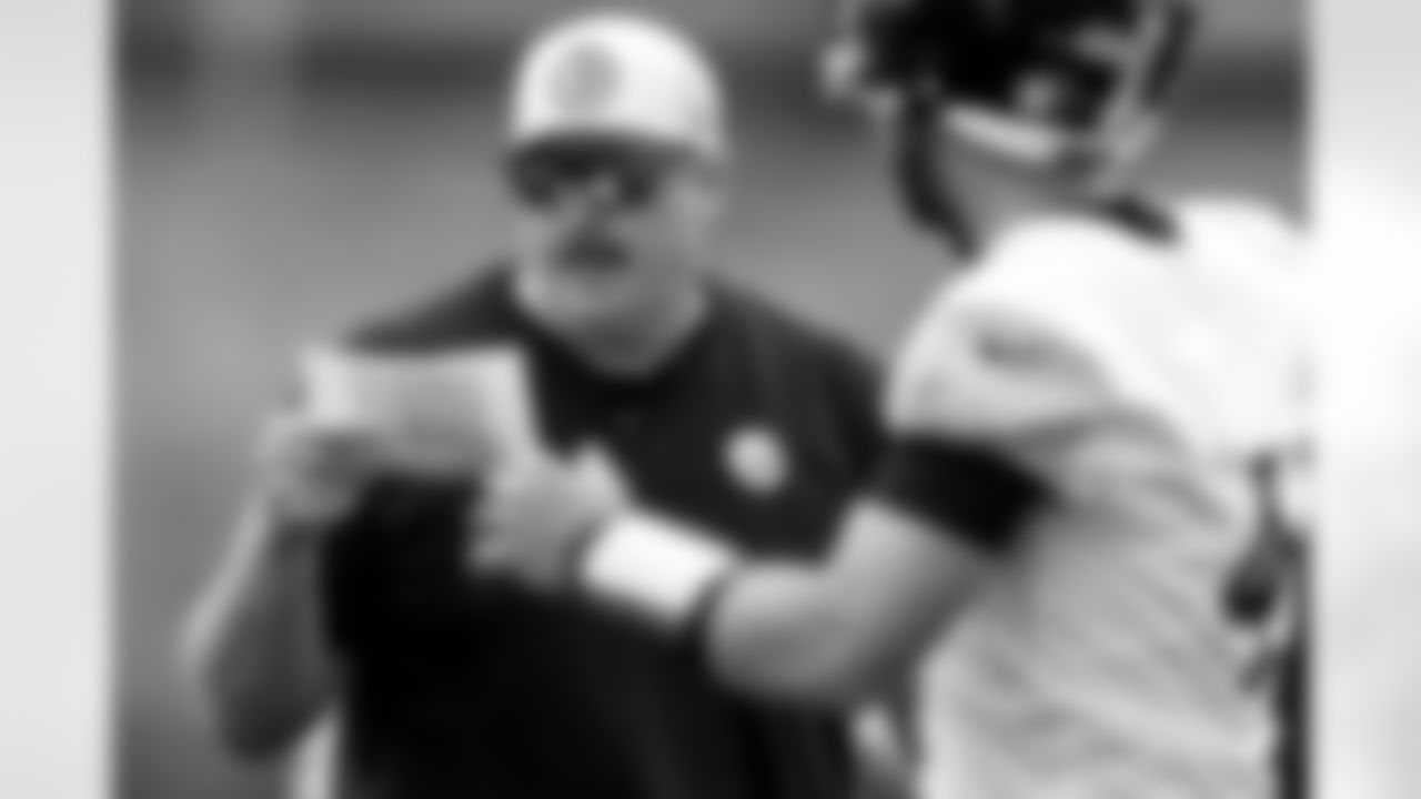 Pittsburgh Steelers offensive coordinator Arthur Smith, left, gives a play to quarterback Kyle Allen (4) during the NFL football team's training camp in Latrobe, Pa., Thursday, July 25, 2024. (AP Photo/Gene J. Puskar)