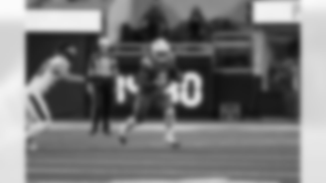 RB Omarion Hampton (8)