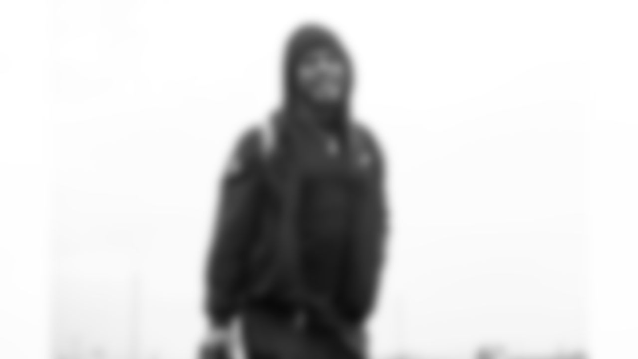 LB Denzel Perryman (6)