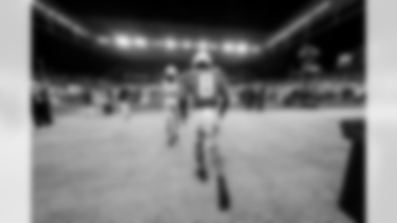 RB Omarion Hampton (8)