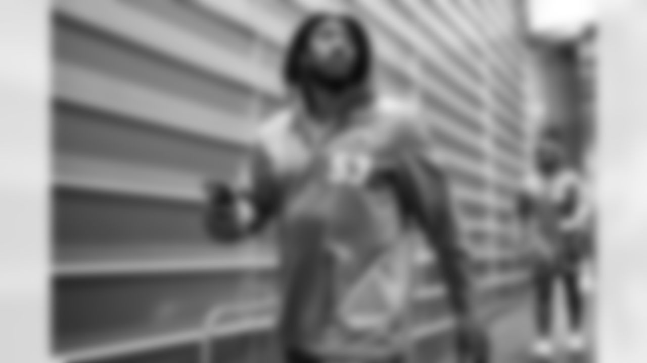 LB Del'Shawn Phillips (53)