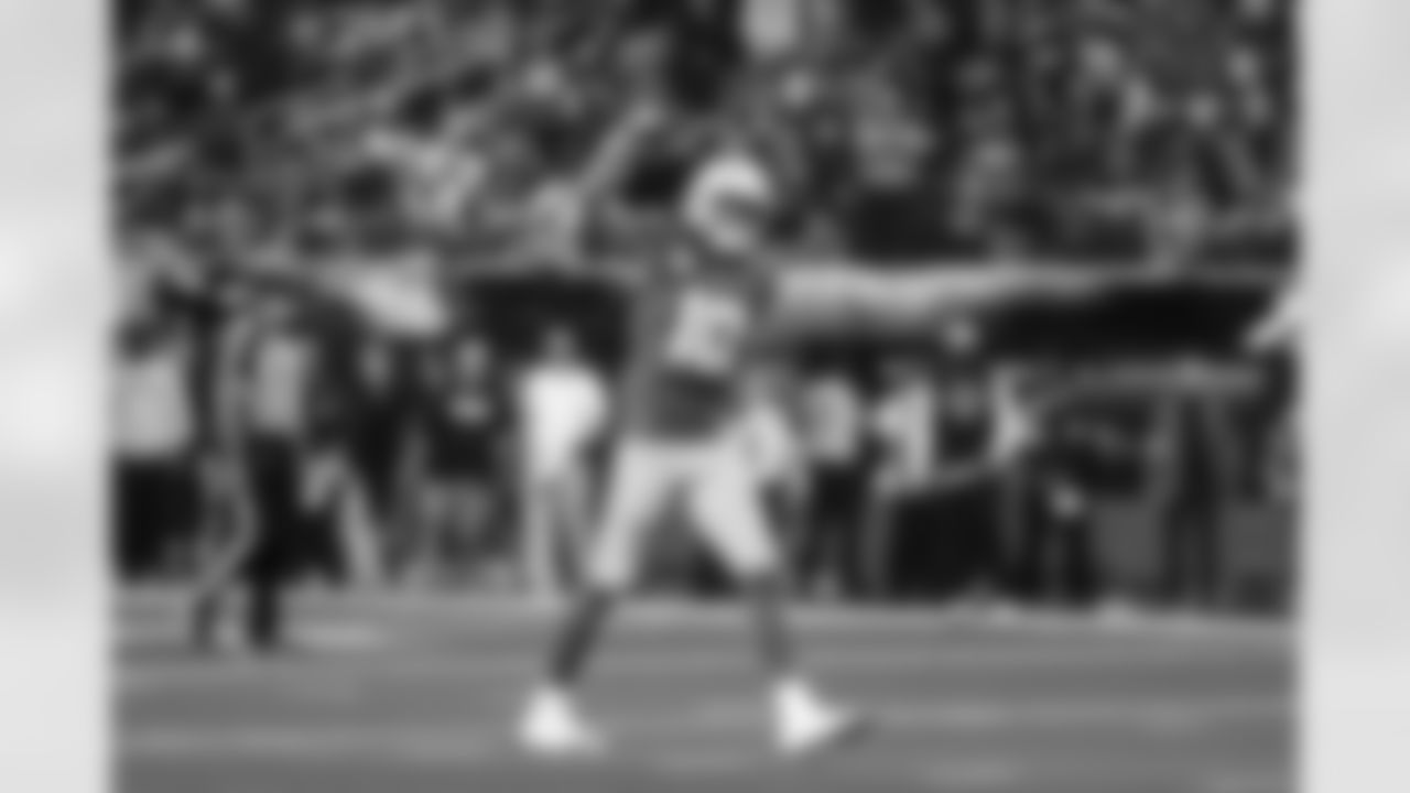 QB Justin Herbert (10)