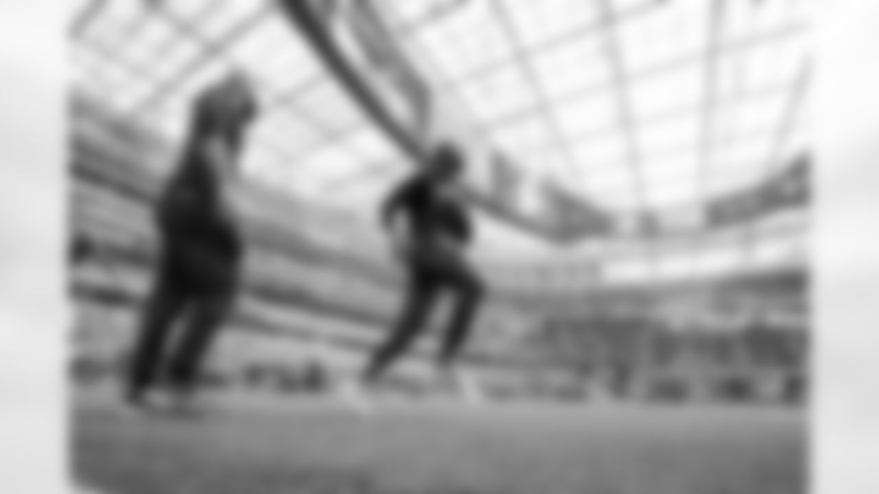 LB Del'Shawn Phillips (53)