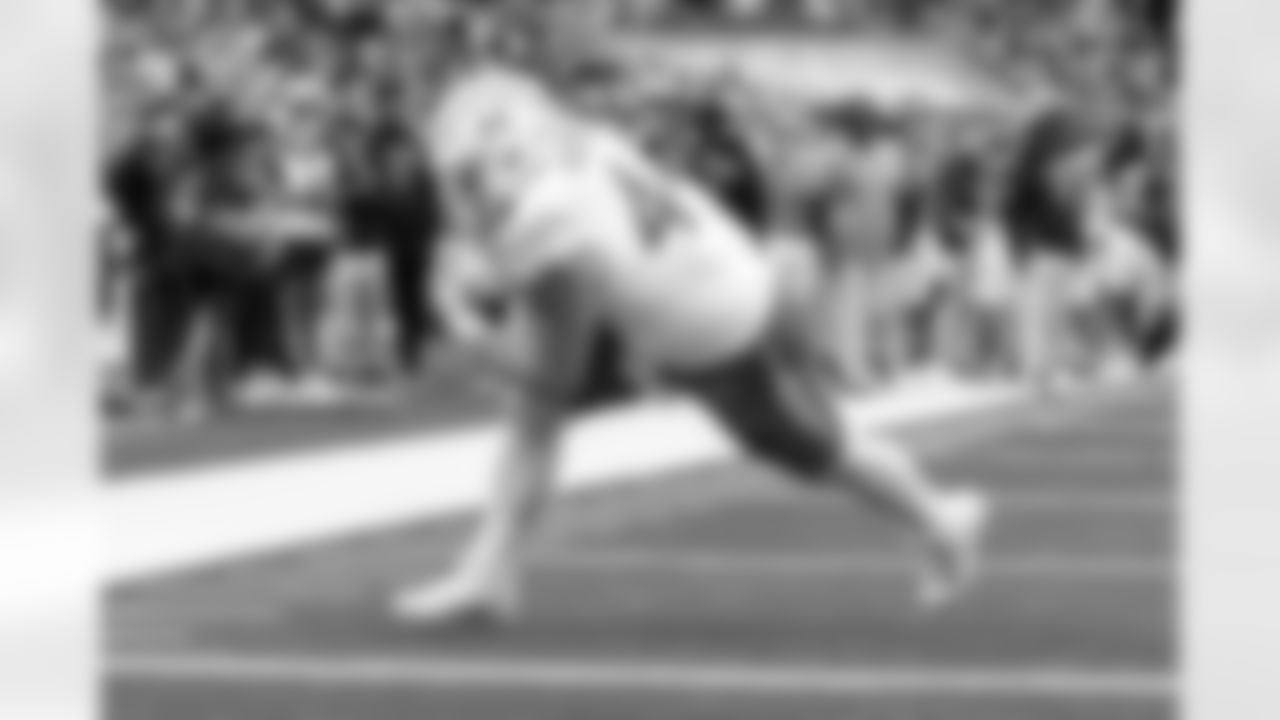 Check out the best shots from the Chargers Week 9 matchup against the Titans!