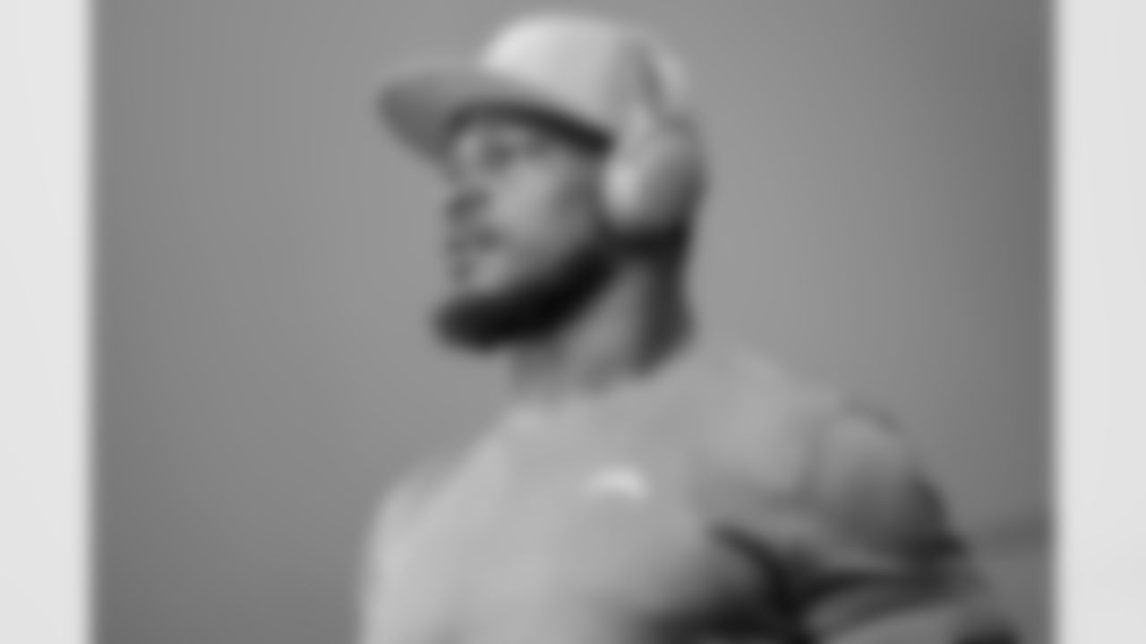 LB Denzel Perryman (6)