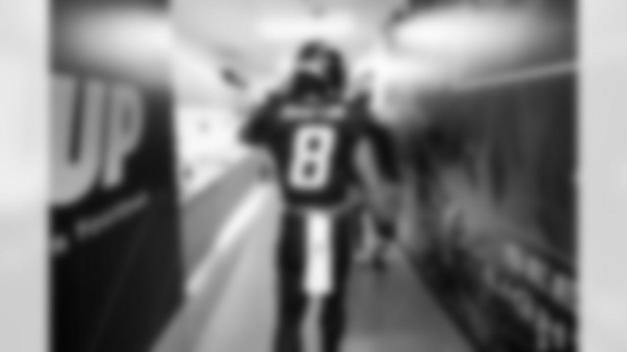 RB Omarion Hampton (8)