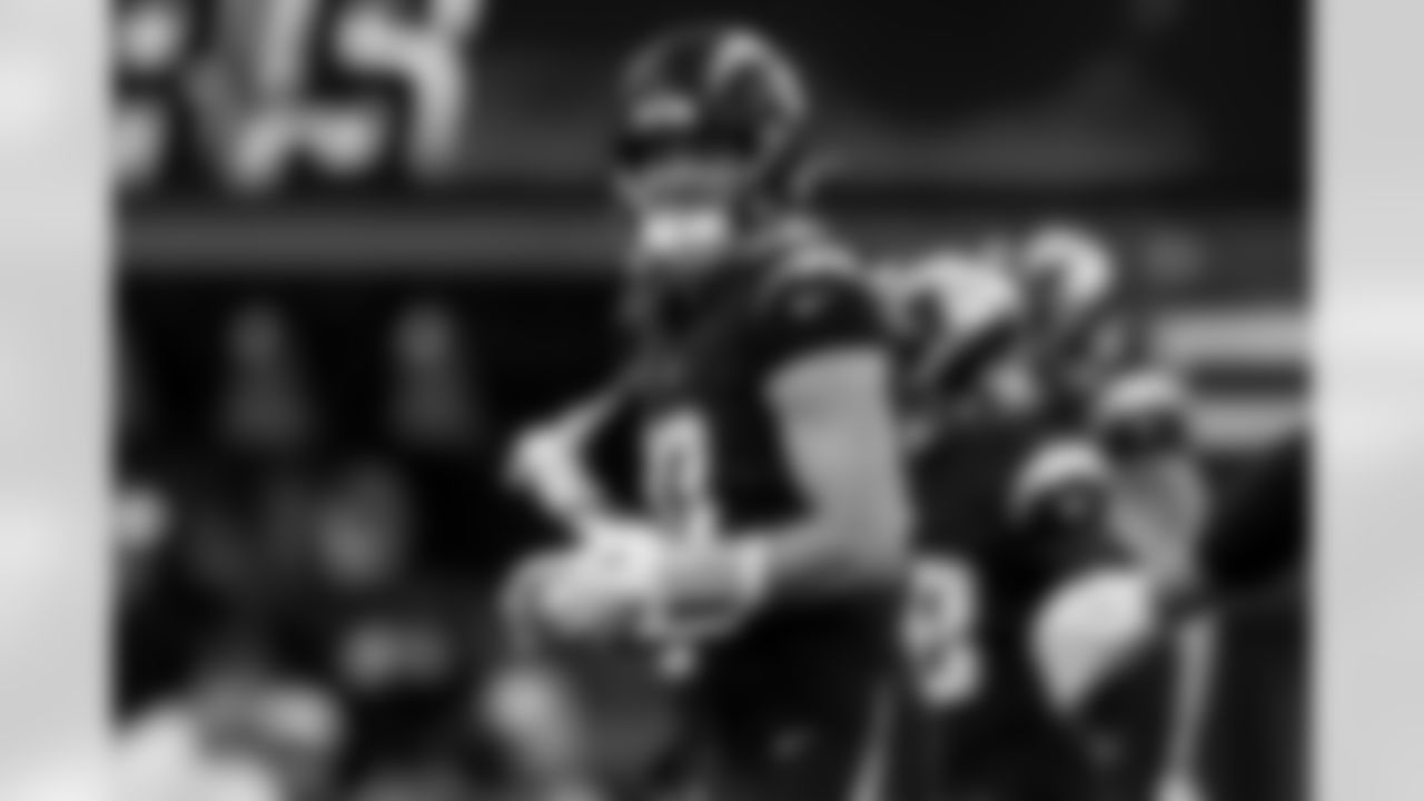 Chargers QB Justin Herbert (#10) in action during their Pro Bowl season.