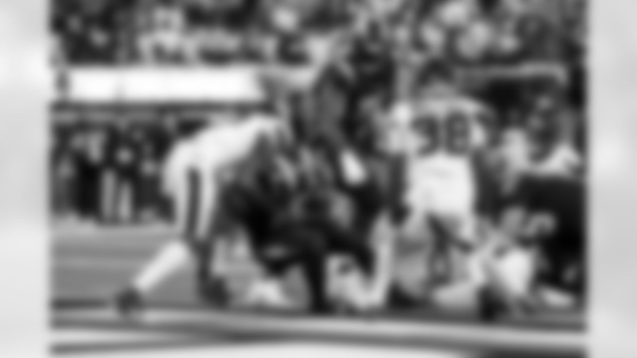 RB Omarion Hampton (8)