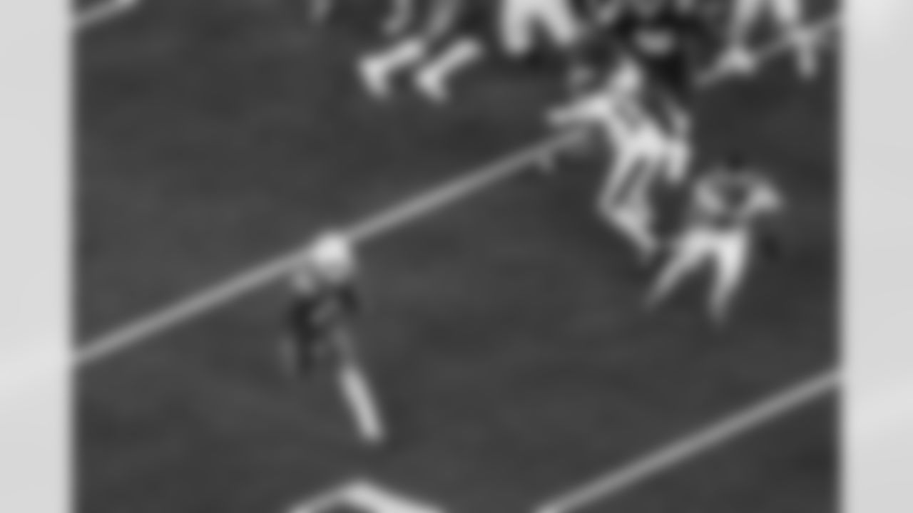 RB Omarion Hampton (8)