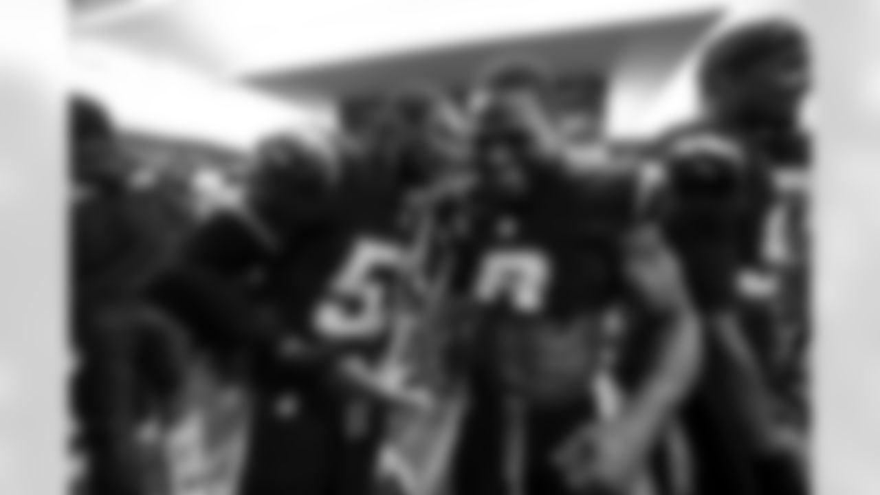 LB Del'Shawn Phillips (53) and LB Denzel Perryman (6)